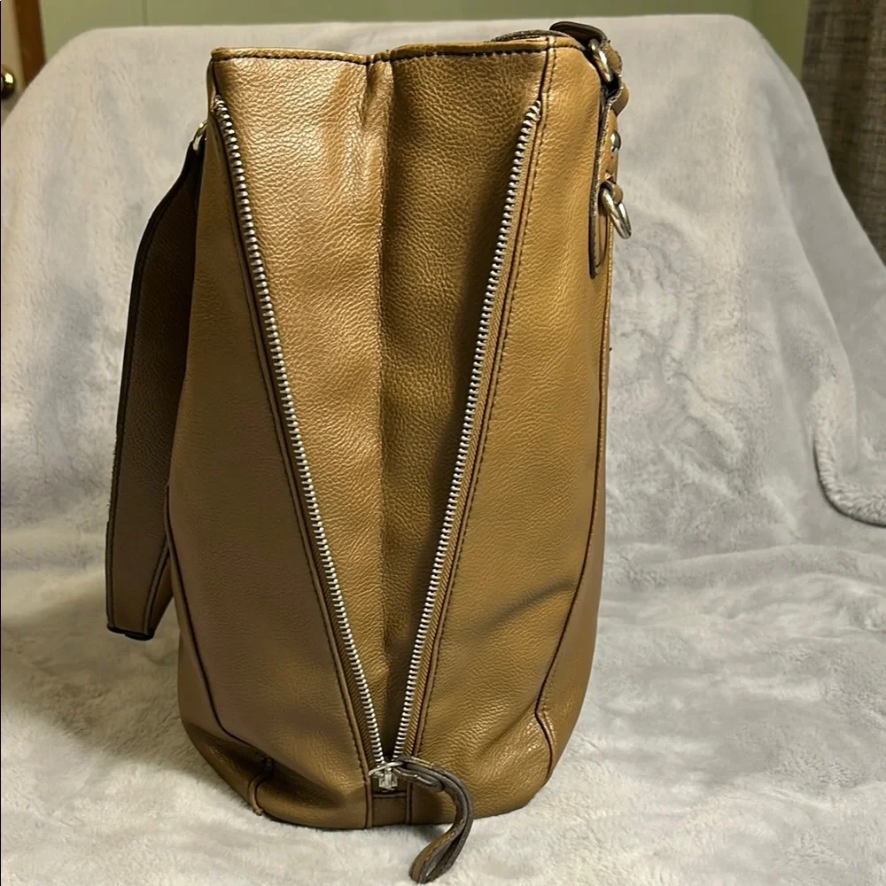 Kenneth Cole Reaction Tan Laptop Tote - Picture 7 of 16